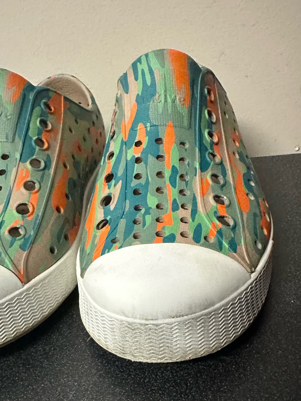 Native Jefferson Shoes Flax Tan Green Orange Size C11 Unisex - Picture 3 of 10